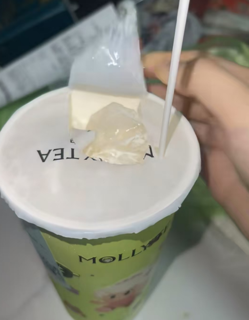 茉莉奶白被曝喝出完整塑料袋，运营部门介入处理