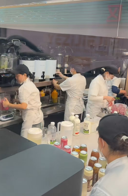 为什么奶茶店不让员工坐下休息？每天站 10 小时成常态！