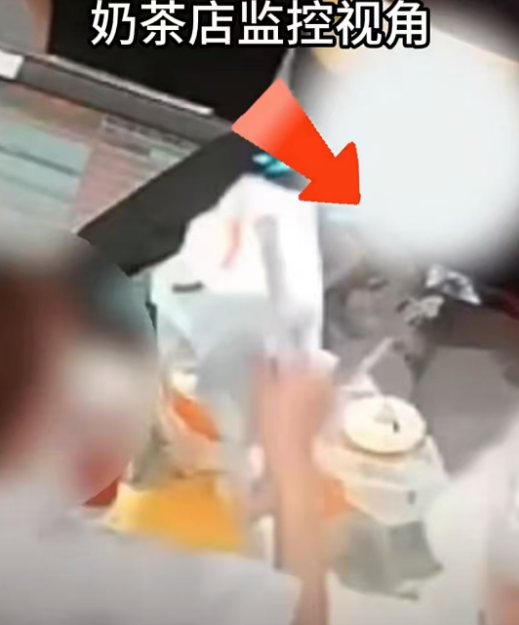 监控曝光！外卖员催餐被泼奶茶事件真相到底是什么？