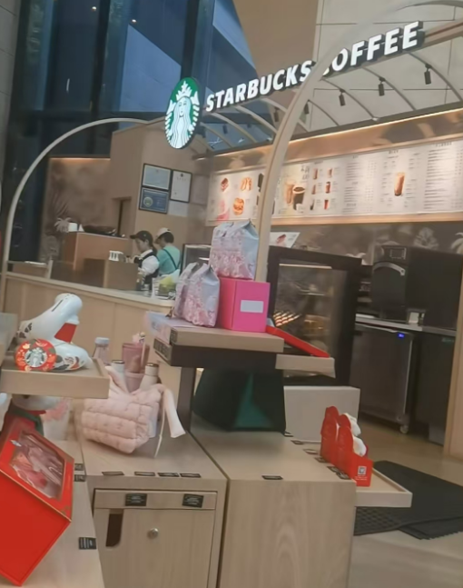 星巴克员工大吐苦水：高压工作下的坚守与挣扎