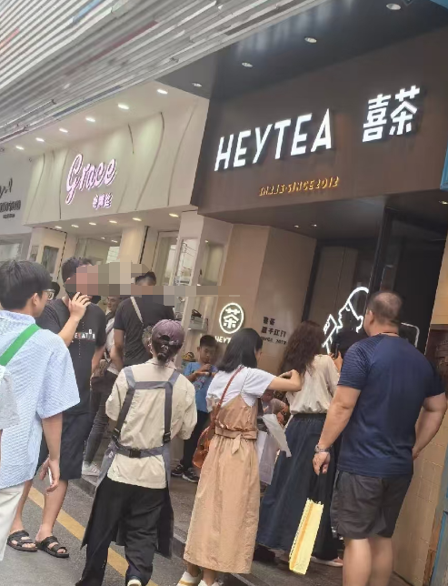 救命！这家喜茶 12 分钟卖爆 1000 杯，员工：已累瘫在工位…