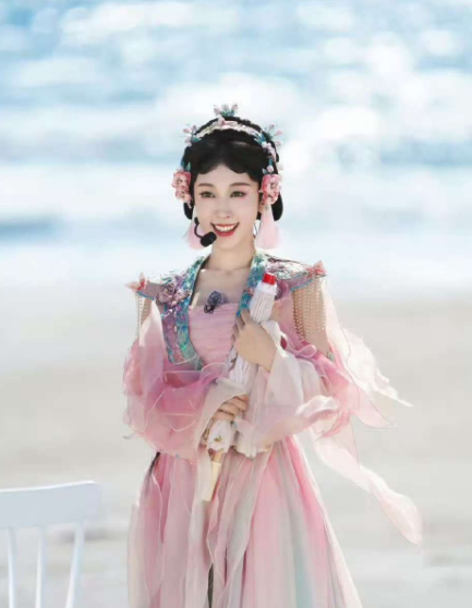 从网友玩梗到明星代言！霸王茶姬 × 小婉管乐这波 “听劝” 赢麻了