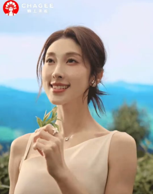 从网友玩梗到明星代言！霸王茶姬 × 小婉管乐这波 “听劝” 赢麻了