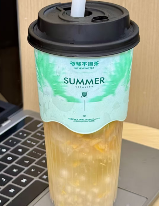 爷爷不泡茶新品白桃黄皮冰！有人一口沦陷，有人直呼避雷？南方限定款到底值不值得冲？