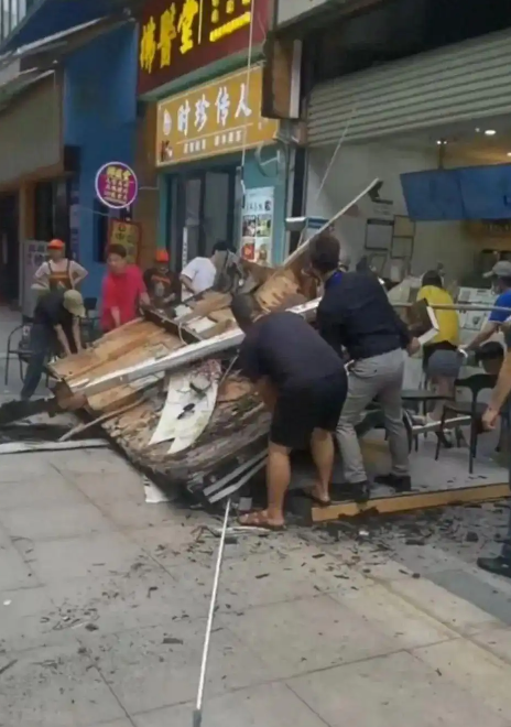 突发！广州白云万达广场一奶茶店招牌坠落砸中路人！