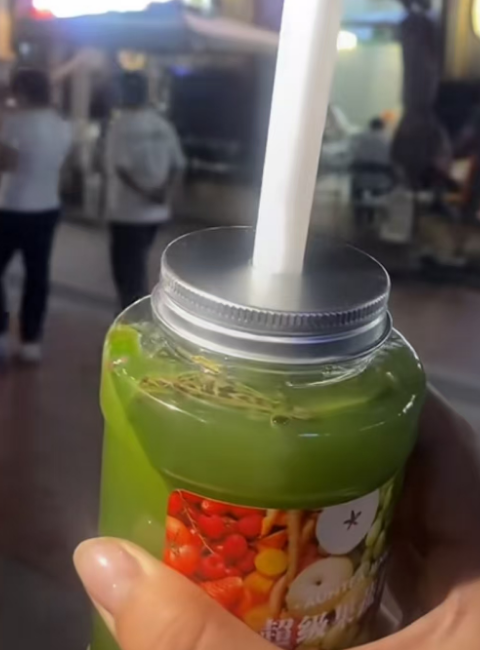 沪上阿姨饮品喝出蚂蚱？网友：别太离谱！   