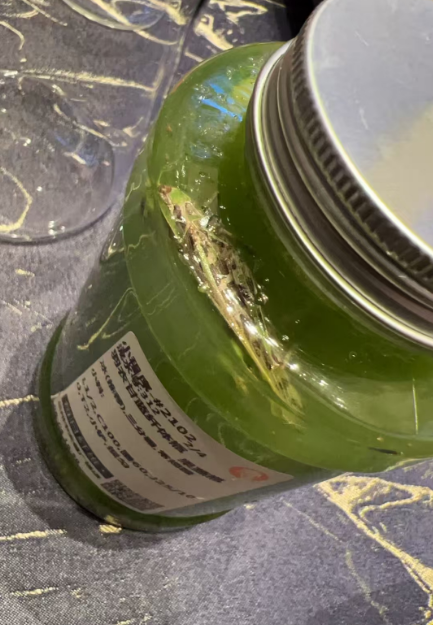 沪上阿姨饮品喝出蚂蚱？网友：别太离谱！   