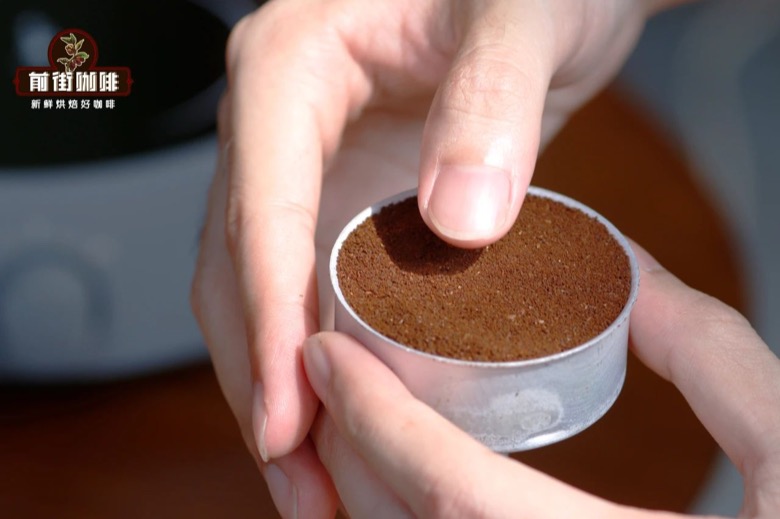 法压壶杯口那层金色光泽,是金属滤网留给咖啡的温柔