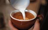 手打奶泡拉花心得：没有咖啡机只用手动奶泡缸如何在家打奶泡？