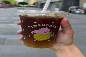 瑞幸凤梨美式翻车了？网友：这味道像消毒水！但有人却喝到停不下来……