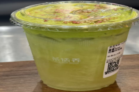 网友吐槽茶话弄新品：奶盖平铺都做不到，和冰水没区别！