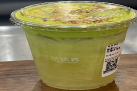 网友吐槽茶话弄新品：奶盖平铺都做不到，和冰水没区别！