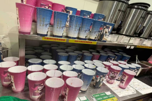 #古茗店员最崩溃的一天 #上热搜！百万玩家抢购联名奶茶，冰沙机炸了！