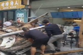 突发！广州白云万达广场一奶茶店招牌坠落砸中路人！
