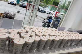 五一奶茶店店员累到 “破防”：3 亿游客让店员从早摇到晚！